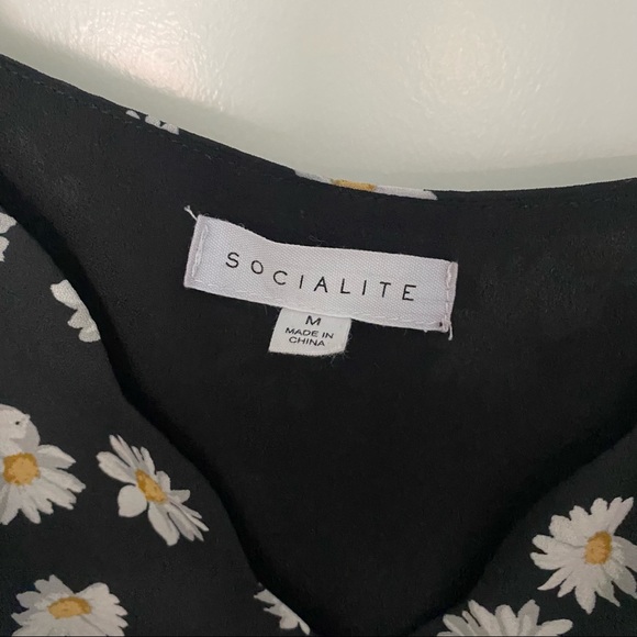 NWOT Socialite Scalloped Chiffon Tank Top Black Daisy Flower - SIZE M - Picture 5 of 5